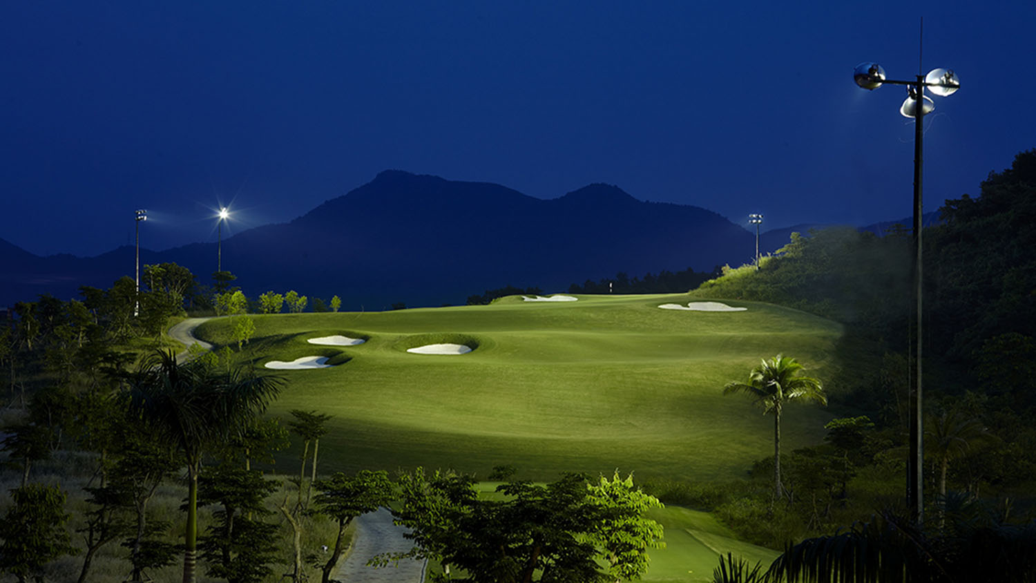 Bana-Hills-Golf-Club-Hole-10-Night-Time